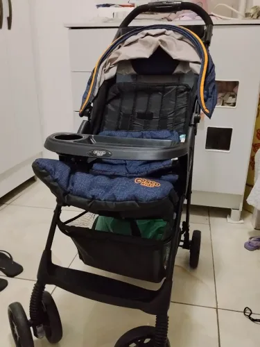 Vendo carrinho de bebê novo pouco tempo de uso.