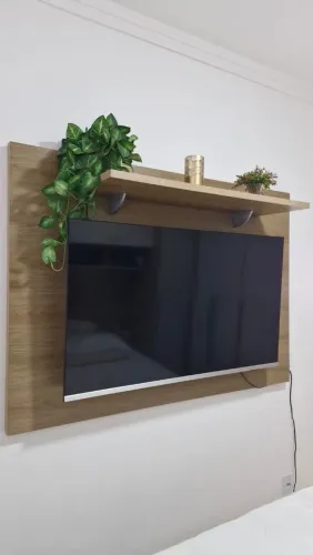Painel TV. Semi novo, 4 meses de uso 380,00<br>Medidas: 1.49 / 1.04