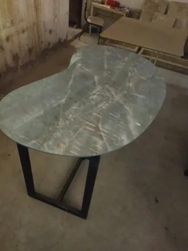 Mesa orgânica em Porcelanato