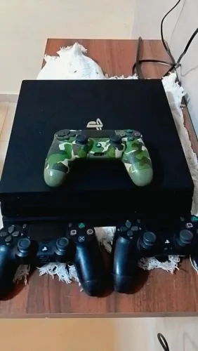 Ps4 pro vendo ou troco, preferência iPhone ou pc