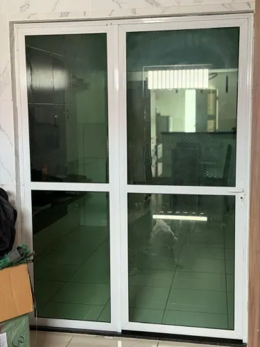 Porta de vidro em esquadria de alumínio