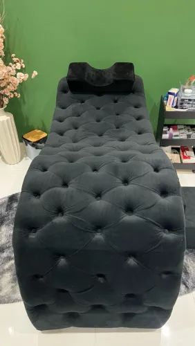 Maca de estética de luxo capitonê em veludo preto.