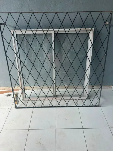 Grade mais janela de vidro