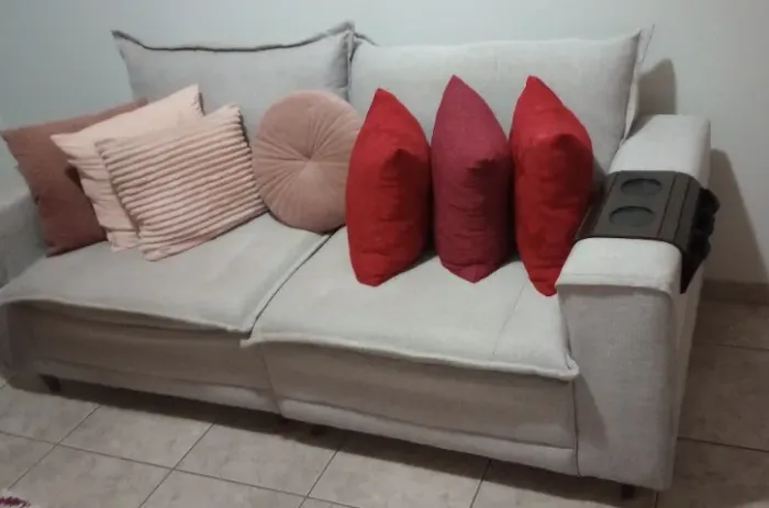 Sofá com revestimento estilo linho