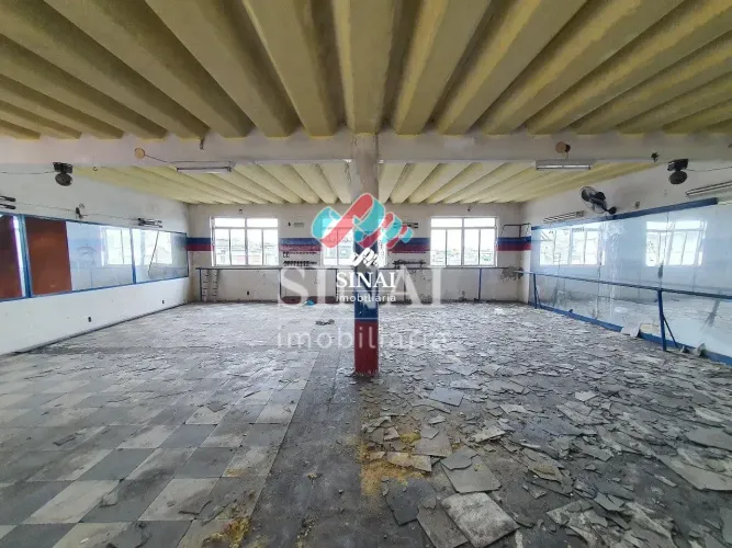 Ponto Comercial Amplo com 4 Banheiros em Vista Alegre