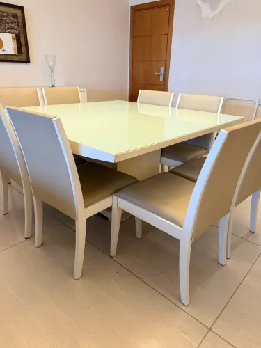 Mesa em laca 140x140  com 8 Cadeiras 
