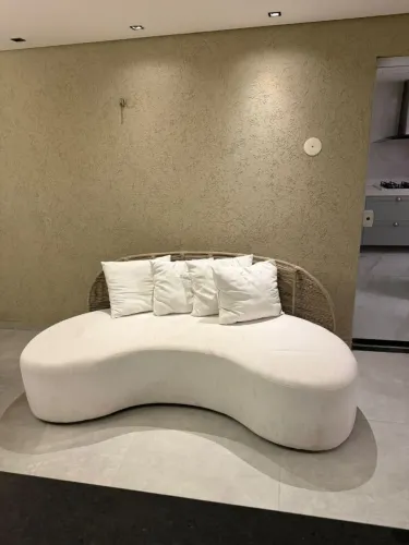 Sofá concha com trama em corda, almofadas completas e design sofisticado