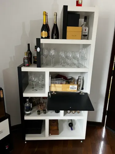 Armário com 7 nichos e 1 porta