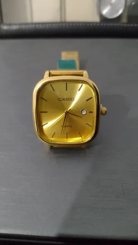 Relógio Casio dourado