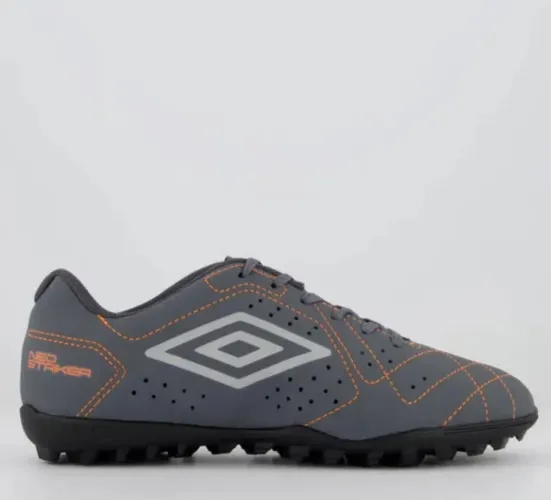 Chuteira umbro,neo striker,society 41/42