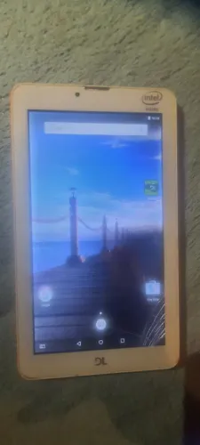 Vendo Tablet DL SocialPhone 700, trincado e partes do touch falhando.