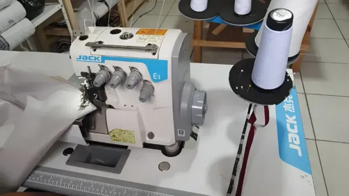 Maquina Industrial Overlock Jack E3 Com Mesa