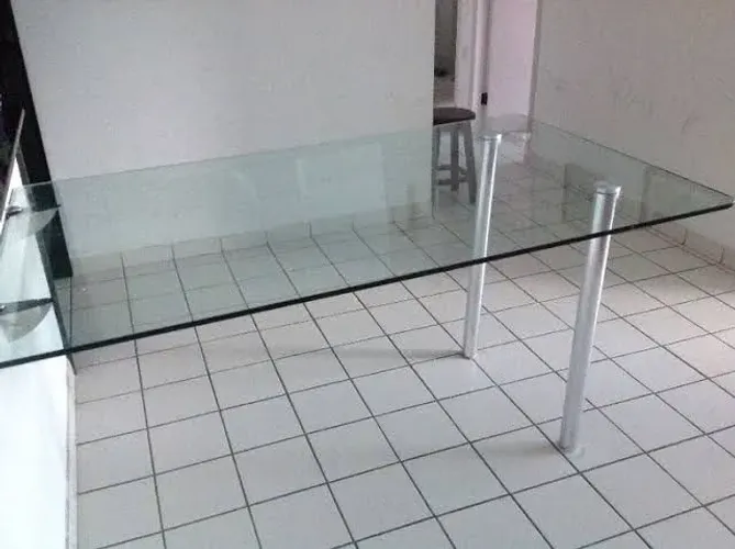 Mesa de vidro para cozinha com pés em alumínio.