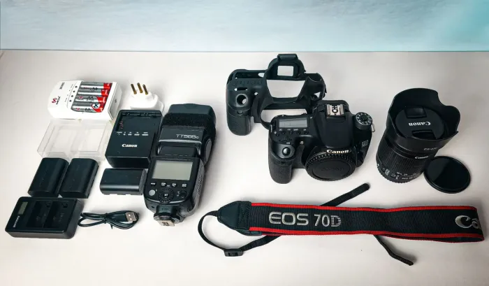 Canon EOS 70D com Flash e Acessórios - Excelente Estado