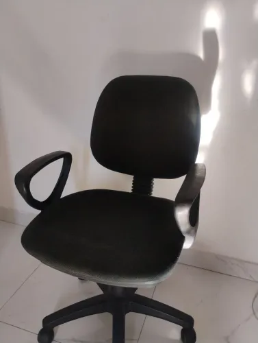 Cadeira reclinável preta com regulagem de altura.