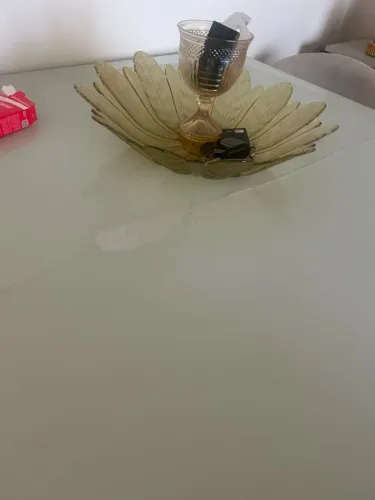 MESA DE JANTAR COM VIDRO QUEBRADO