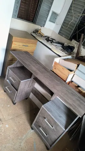 PENTEADEIRA PARA QUARTO AMADEIRADA COM 4 GAVETAS 