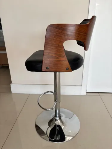 Banquetas com encosto amadeirado!