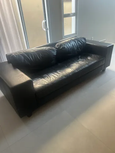 Sofá de Couro Legitimo na cor Preto 2,40 x 0,95