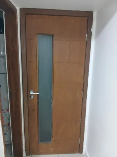 PORTA DE ENTRADA C/ DETALHE EM VIDRO E FECHADURA