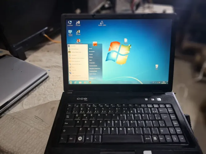 Notebooks win .2gb de ram hd 80 gb win7 .bateria nao segura carga .restante funciona p