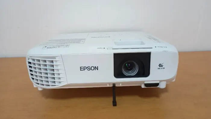 Projetor Epson E20 Power Lite com tudo funcionando