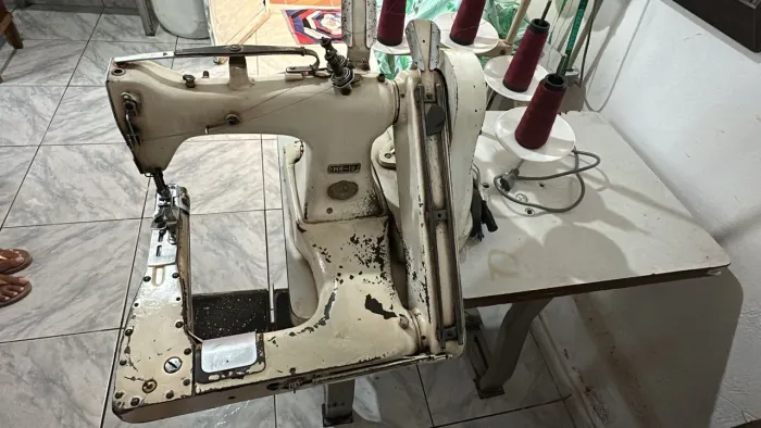 MÁQUINA FRCHADEIRA DE BRAÇO EM BOM ESTADO