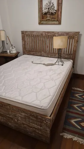 Cama rústica e colchão 