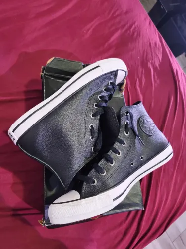 Converse de couro novo na caixa