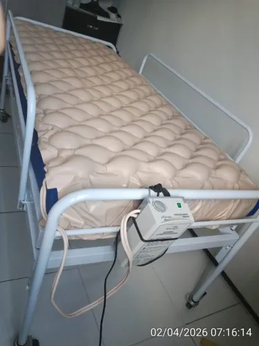 CAMA HOSPITALAR ARTICULADA, UM MES DE USO COM COLCHÃO ORIGINAL.SEM COLCHÃO PNEUMATICO.