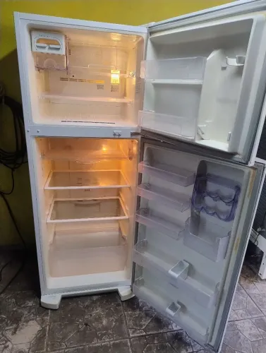 Geladeira Eletrolux Frost Free ?220 volts