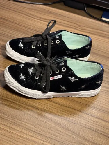 Tênis Superga Blue em veludo preto com bordado de abelhinhas 