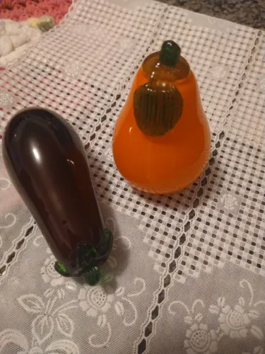 Um legume e uma fruta em vidro estilo murano vintage