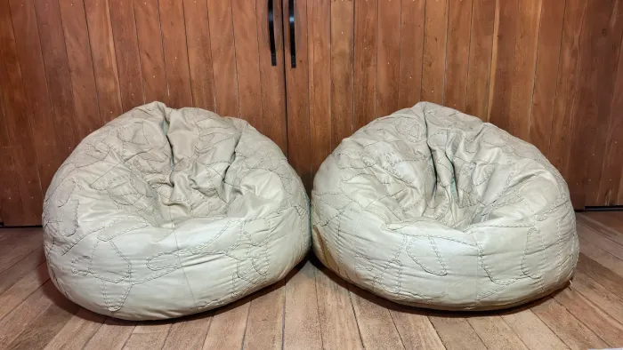 Vendo Puff de couro legítimo costurado em retalhos estilo patchwork