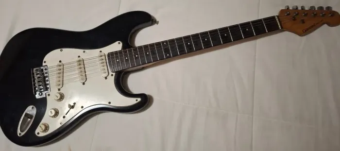 guitarra giannini strat Usada R$600,00 com cabo e correia