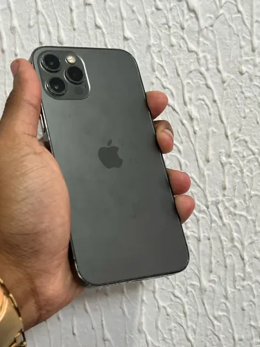 iPhone 12 Pro 128GB cinza.