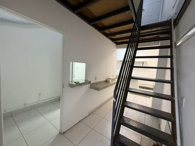 Loja com banheiro e mezanino, porta aço automática, ar condicionado, projeto luminotécnico