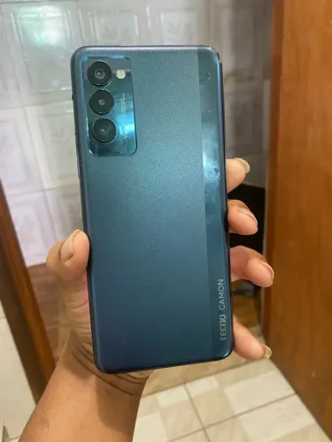 Tecno camon 18P com uns trincos na tela mais nada que interfira no funcionamento com 120hz