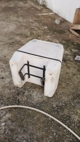 Baú de moto com suporte 