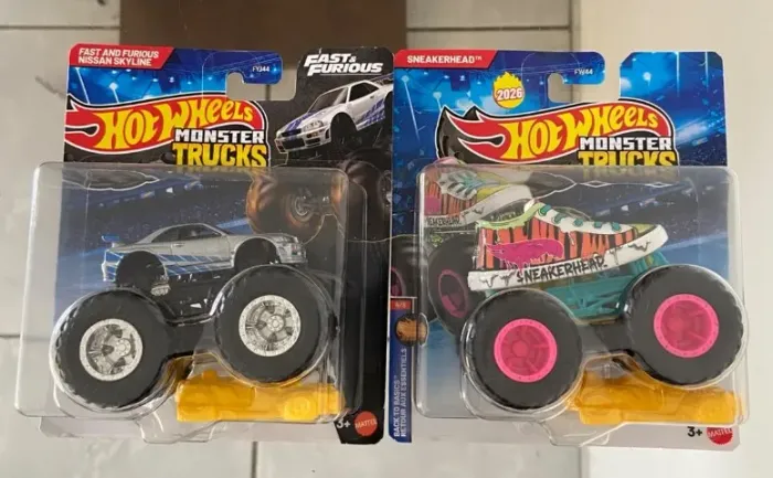 HOT WHEELS MONSTER TRUCKS kit 2 unidades NISSAN SKYLINE FAST AND FURIOUS+ SNEAKHEAD novo