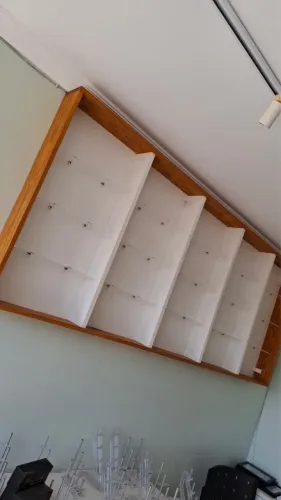 Prateleira de madeira MDF pinos e acrílico grande