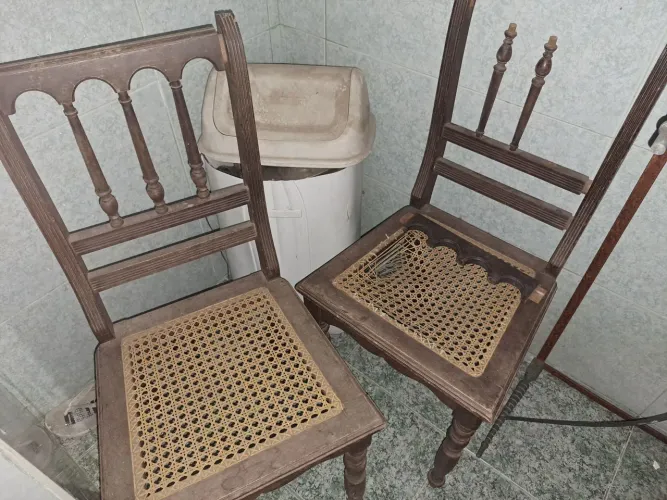 Cadeiras antigas de palhinha.