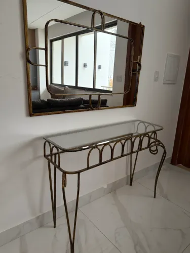 Conjunto aparador de ferro com tampo de vidro e moldura de ferro com espelho 