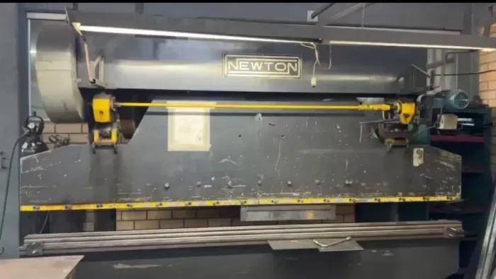 DOBRADEIRA MECÂNICA NEWTON 3050 30/40TON