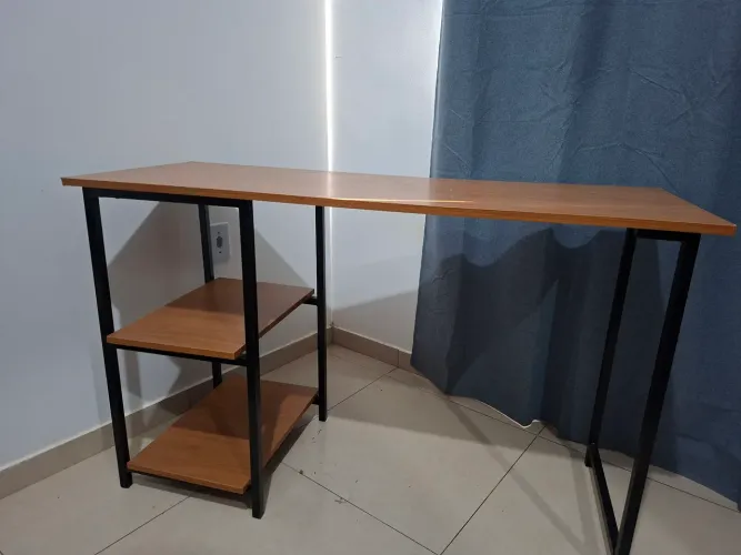 Vendo escrivaninha em excelente estado.