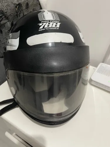 Vende-se capacete usado em bom estado