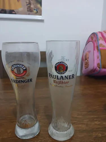 Dois copos cerveja Paulner e outro da Erdiger