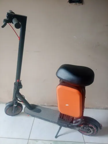 Patinete funcionando perfeitamente pouco tempo de uso no máximo quatro meses