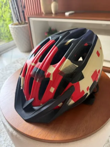Capacete de ciclismo. 