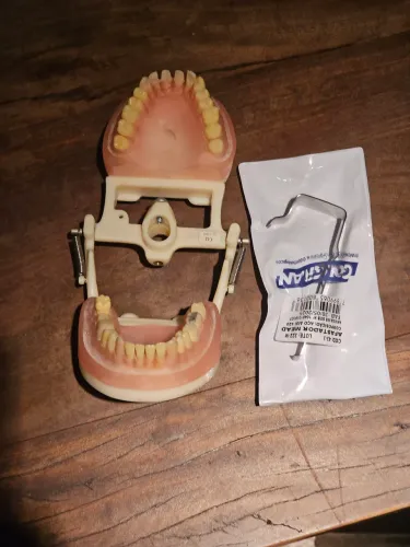 Afastar odontológico novo + manequim de dentistica usado